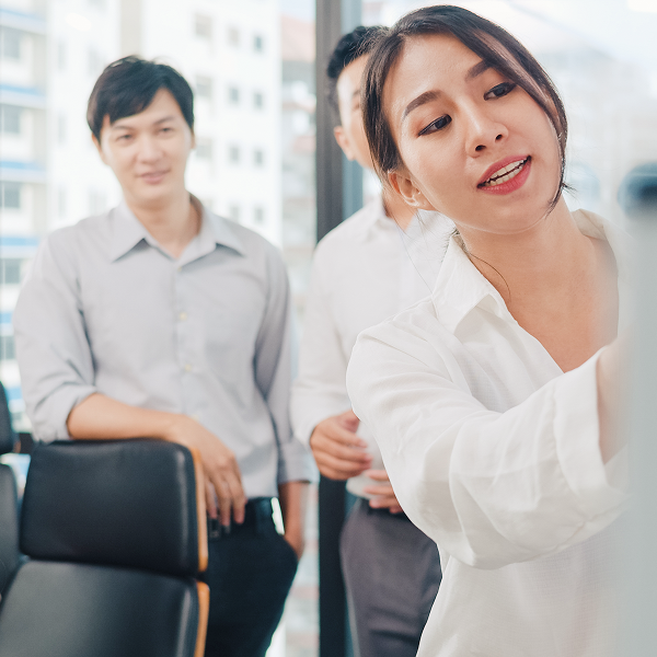 asia-businessmen-businesswomen-meeting-brainstorming-ideas-conducting-business-presentation-project-colleagues-working-together-plan-success-strategy-enjoy-teamwork-small-modern-office 1-1